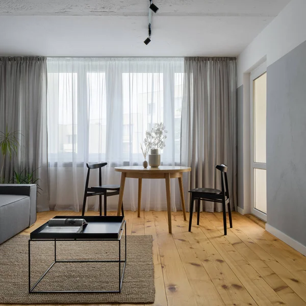 Einfache Wohnzimmereinrichtung Mit Beton Wand Und Decke Kiefernholzboden Und Holzesstisch — Stockfoto