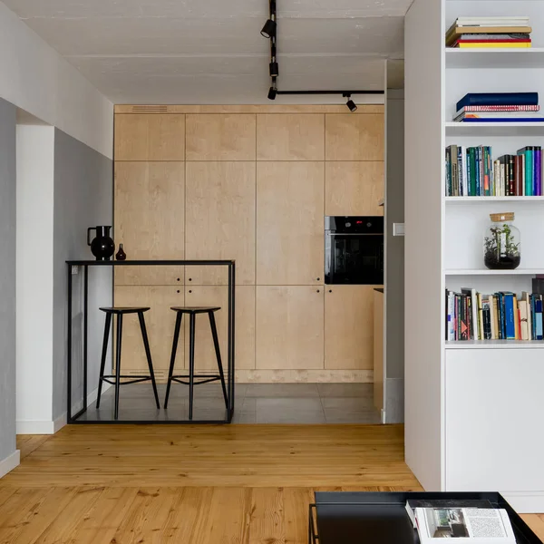 Elegante Cocina Con Muebles Madera Contrachapada Mesa Negra Con Dos — Foto de Stock