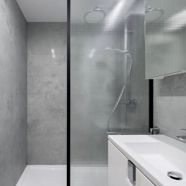 Stilvolles Und Trendiges Badezimmer Mit Grauen Fliesen Und Dusche Hinter — Stockfoto