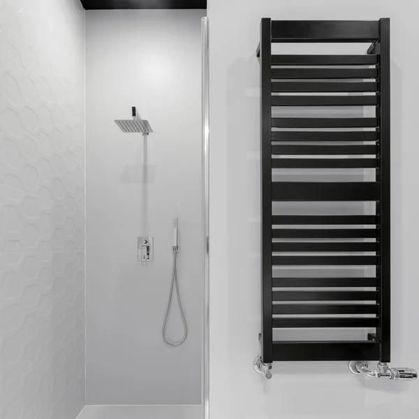 Neues Badezimmer Mit Sechseckigen Wandfliesen Stilvollem Duschbereich Und Modernem Schwarzem — Stockfoto