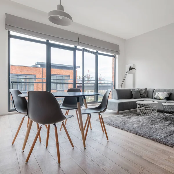 Salón Sencillo Con Grandes Ventanales Sofá Mesa Centro Suelo Madera —  Fotos de Stock