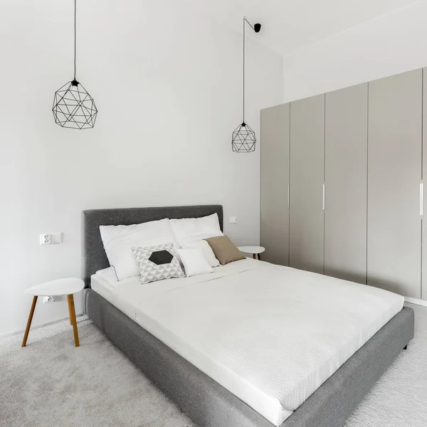 Dormitorio Sencillo Con Cama Grande Paredes Blancas Alfombra Gris Gran — Foto de Stock