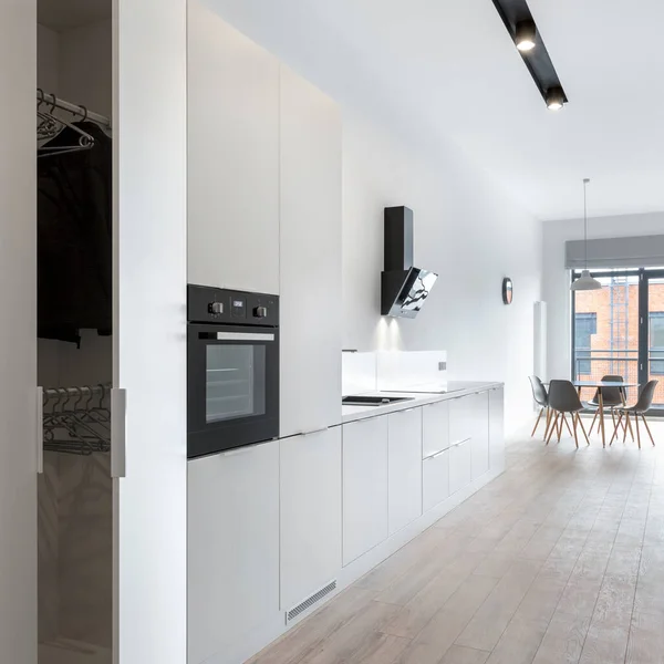 Moderne Keuken Gang Met Witte Kledingkast Houten Vloer Eettafel — Stockfoto