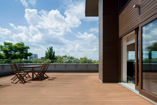 Espaçoso Terraço Com Piso Madeira Mobiliário Vista Incrível — Fotografia de Stock