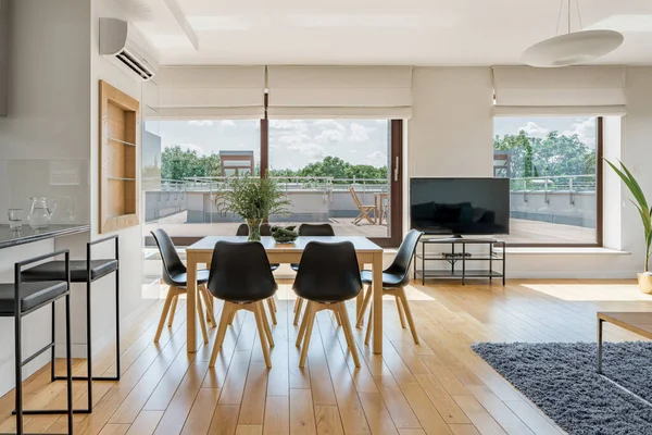 Sala Estar Espaçosa Com Mesa Madeira Piso Muitas Portas Janela — Fotografia de Stock