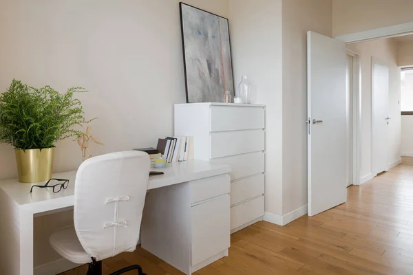 Sala Estudo Simples Com Caixa Branca Gavetas Mesa Branca Cadeira — Fotografia de Stock