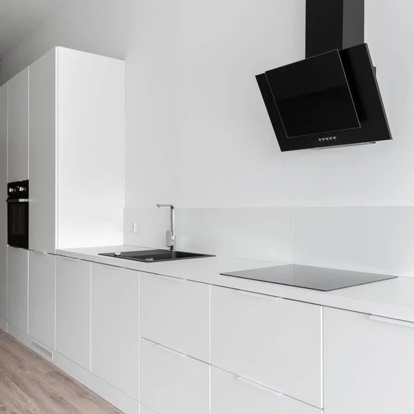 Cocina Minimalista Elegante Con Armarios Blancos Cajones Encimera Con Fregadero — Foto de Stock