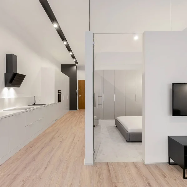 Elegante Apartamento Con Dormitorio Detrás Pared Cristal Elegante Cocina Blanca —  Fotos de Stock