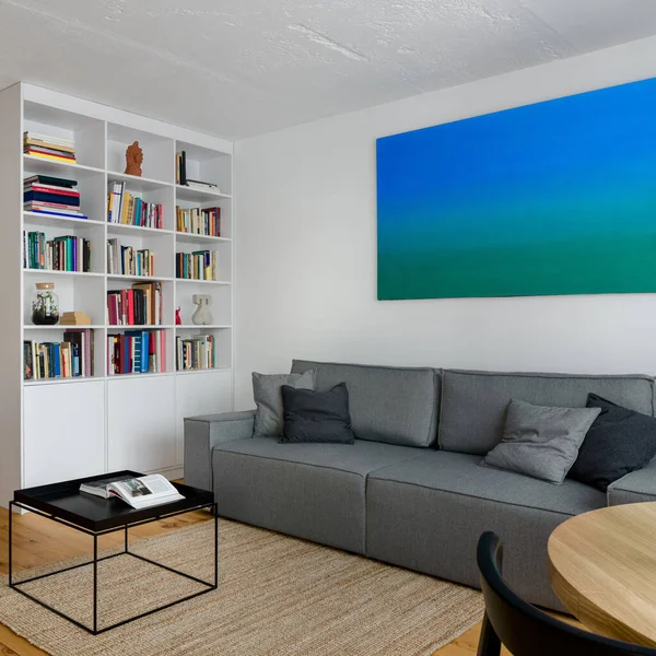 Pequeño Cómodo Salón Con Librería Blanca Suelo Madera Pino Gran — Foto de Stock