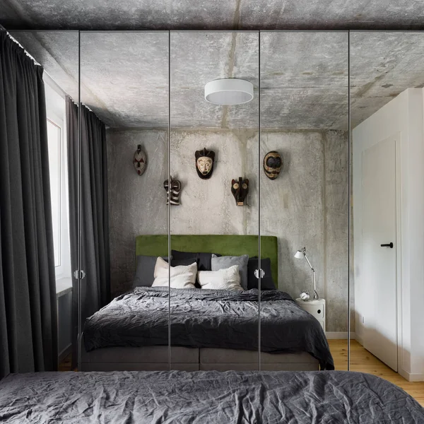 Dormitorio Diseño Pequeño Moderno Con Espejos Las Puertas Del Armario — Foto de Stock