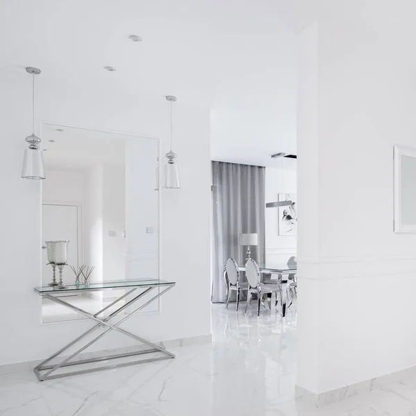 Corredor Branco Luxo Com Piso Mármore Espelho Com Mesa Console — Fotografia de Stock