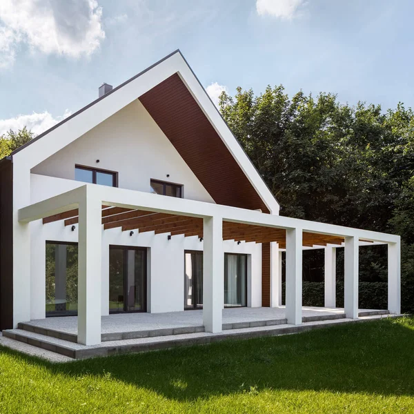 Nice House Long Veranda Green Garden Exterior View — Stock Photo, Image