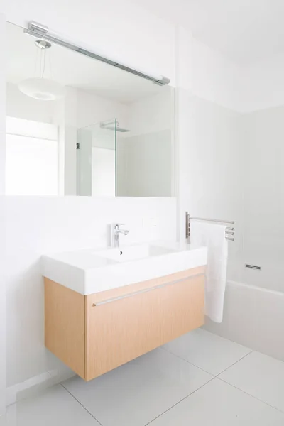 简朴的浴室 有典雅典雅的洗脸盆 有木制抽屉和银水龙头 — 图库照片
