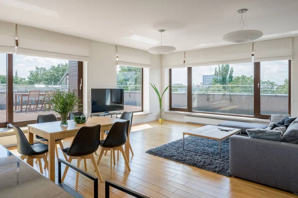 Spacious Bright Living Room Wooden Floor Dining Table Many Window — Stock Photo, Image