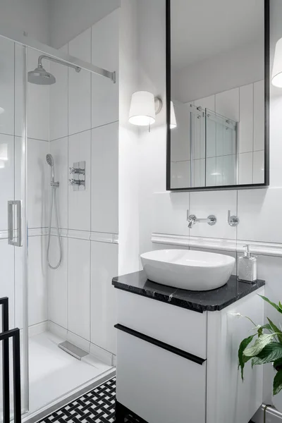 깨끗하고 욕실에 샤워기와 세면대가 검은색과 캐비닛이 서랍이 — 스톡 사진