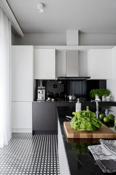 Elegante Espaçosa Cozinha Preto Branco Com Bancada Preta Ilha Cozinha — Fotografia de Stock