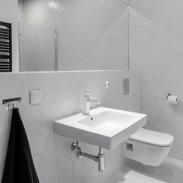 Einfaches Und Kleines Weißes Badezimmer Mit Stilvollen Sechseckigen Wandfliesen Klassischem — Stockfoto