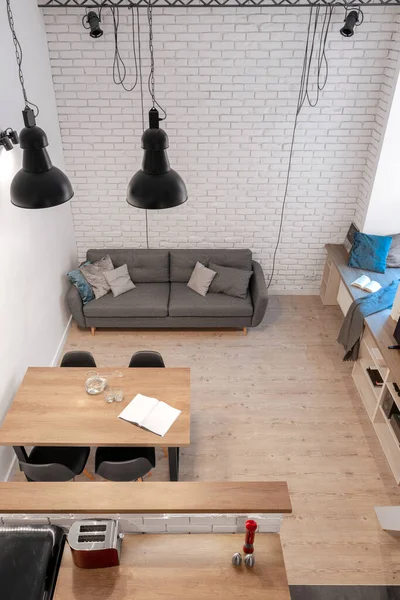 Bovenaanzicht Van Kleine Stijlvolle Studio Appartement Met Witte Baksteen Muur — Stockfoto