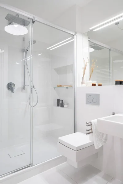 Salle Bain Simple Avec Cabine Douche Spacieuse Derrière Des Portes — Photo