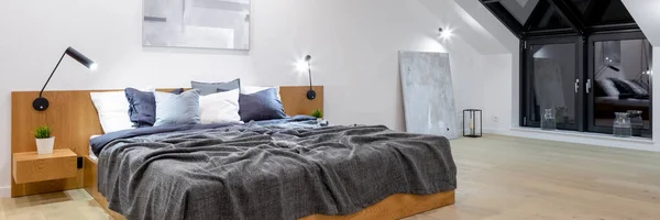 Panorama Des Großen Bettes Holzrahmen Einfachen Und Komfortablen Mansardenschlafzimmer Mit — Stockfoto