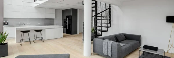 雅致的阁楼公寓全景 白色厨房对当代客厅开放 黑色楼梯对下一层 — 图库照片