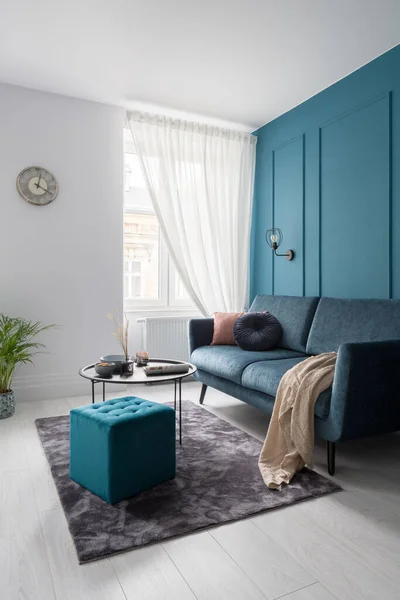 Stilvolles Wohnzimmer Mit Tealblauer Wand Mit Dekorativen Formen Modernem Sofa — Stockfoto