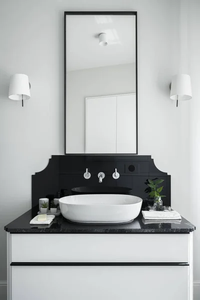 Lavabo Baño Exclusivo Con Armario Blanco Negro Con Cajones Espejo — Foto de Stock