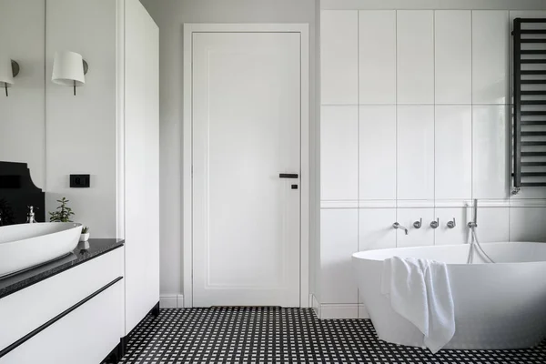 Baño Blanco Negro Lujo Con Bañera Independiente Suelo Mosaico Elegante — Foto de Stock