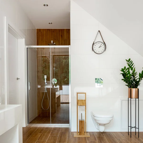 Increíble Baño Ático Con Suelo Madera Pared Madera Ducha —  Fotos de Stock