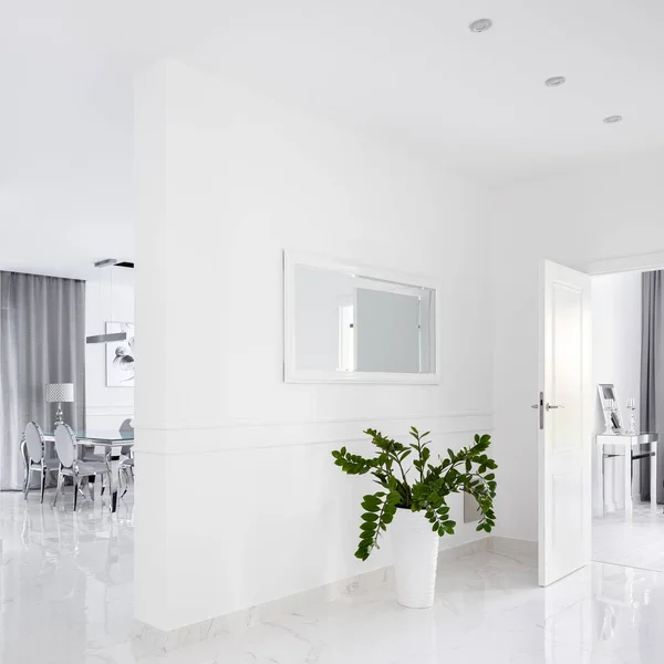 Weißer Villenkorridor Mit Marmorboden Zwischen Wohnzimmer Und Schlafzimmer — Stockfoto