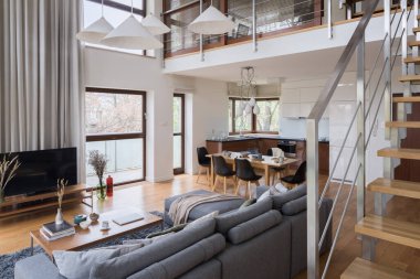 Geniş ve rahat iki katlı bir daire. Oturma odası, mutfak ve yemek odası birinci katta.