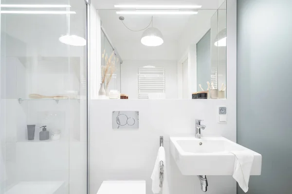 Semplice Bagno Bianco Con Doccia Grande Specchio Lavabo Classico Parete — Foto Stock