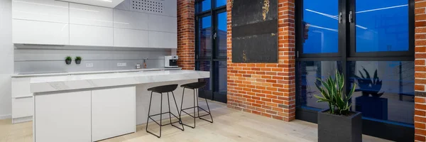 Panorama Cozinha Elegante Com Mobiliário Branco Luzes Led Apartamento Loft — Fotografia de Stock