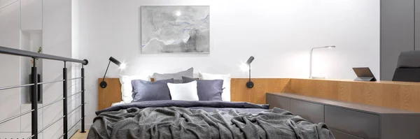 Πανόραμα Του Σύγχρονου Ημιώροφο Χώρο Balustrade Και Υπνοδωμάτιο Ξύλινο Κρεβάτι — Φωτογραφία Αρχείου
