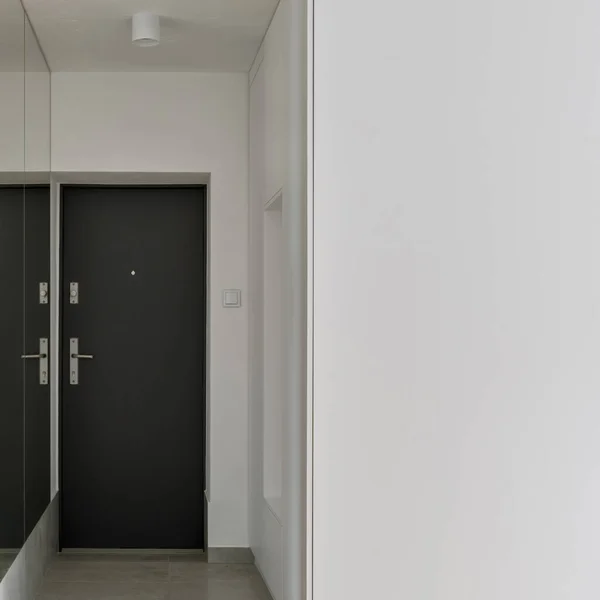 Eenvoudige Smalle Witte Appartement Gang Met Spiegelwand Zwarte Deuren Betonnen — Stockfoto