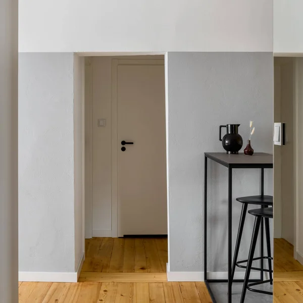 Einfaches Zimmer Mit Grauen Und Weißen Wänden Kiefernholz Auf Dem — Stockfoto