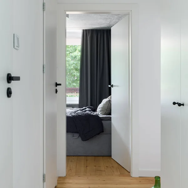 Corredor Pequeno Branco Apartamento Com Muitas Portas Brancas Maçanetas Pretas — Fotografia de Stock
