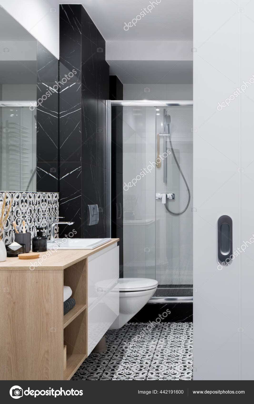 Banheiro em madeira e tons escuros  Bathroom interior design, Bathroom  interior, House design