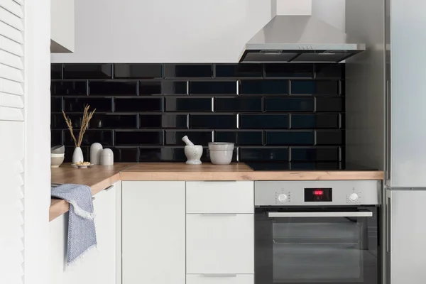 Pequeña Elegante Cocina Con Muebles Blancos Encimera Madera Azulejos Ladrillo — Foto de Stock