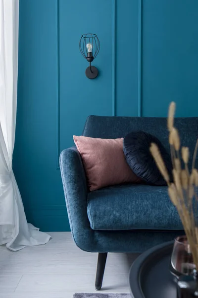 Primer Plano Encantador Sofá Azul Con Almohadas Decorativas Sala Estar —  Fotos de Stock