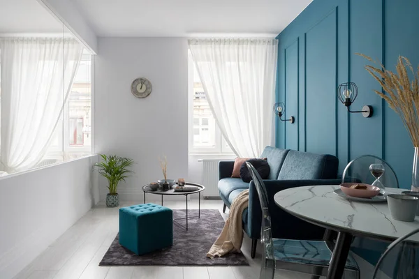 Kleines Wohnzimmer Mit Glaswand Schimmel Blauer Wand Und Eleganten Möbeln — Stockfoto