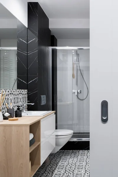 Kleines Eklektisches Badezimmer Schwarz Weiß Mit Dusche Gemusterten Fliesen Holzregalen — Stockfoto