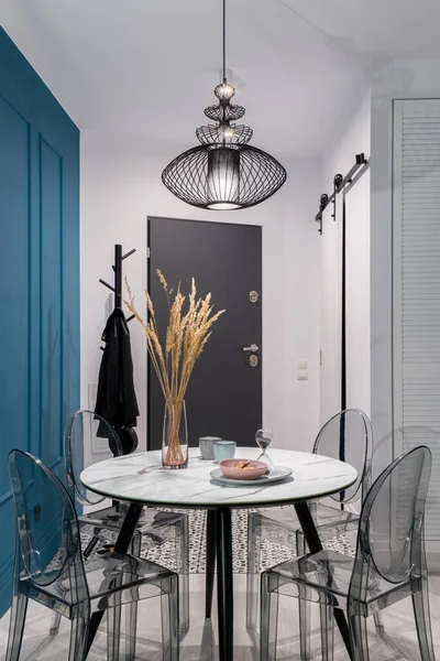 Liten Studio Lägenhet Med Elegant Matbord Med Transparenta Stolar Nära — Stockfoto