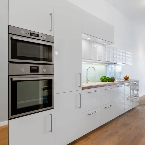 Kleine Küche Mit Weißen Schränken Und Schubladen Holzboden Und Silberofen — Stockfoto