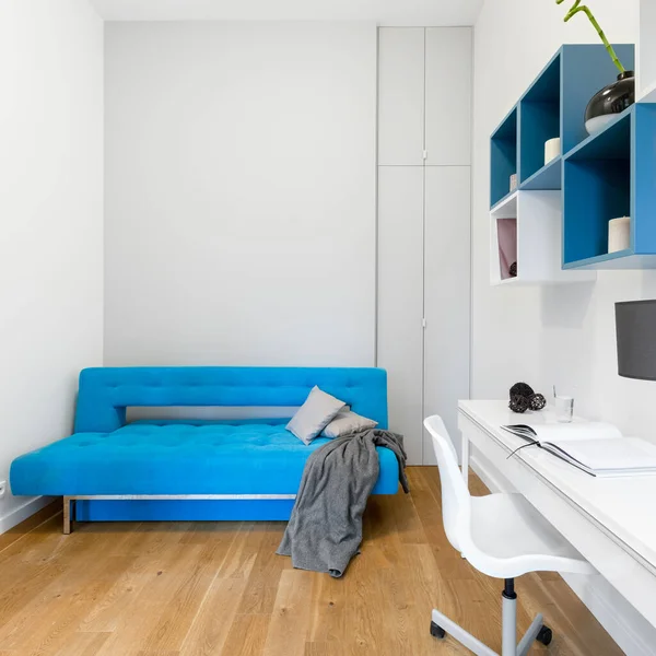 Einfaches Weißes Home Office Zimmer Mit Weißem Schreibtisch Und Stuhl — Stockfoto