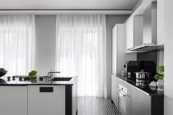 Cozinha Moderna Preto Branco Com Grandes Janelas Atrás Cortinas Brancas — Fotografia de Stock
