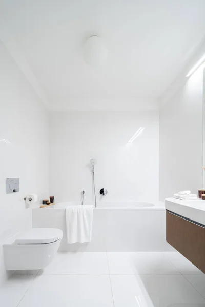 Ampio Semplice Bagno Piastrelle Bianche Con Vasca Illuminazione Led — Foto Stock