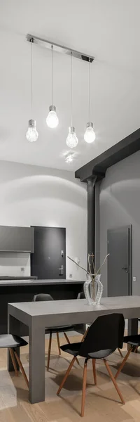 Vertikales Panorama Dunkler Grauer Küche Mit Modernem Esstisch Mit Schwarzen — Stockfoto