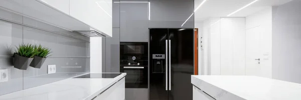 Современный Роскошный Кухонный Интерьер Белом Белом Цветах Стильными Подсветками Потолка — стоковое фото