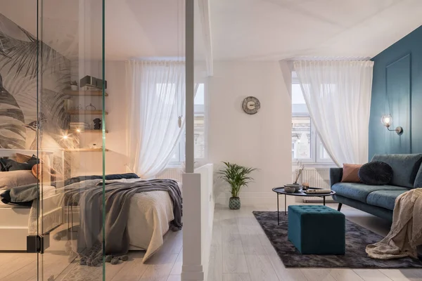 Elegant Och Liten Lägenhet Med Tjusigt Sovrum Bakom Glasdörrar Bredvid — Stockfoto